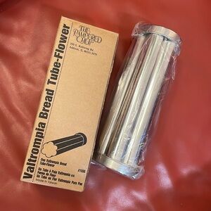 The pampered chef Valtrompia Bread Tube-Flower.